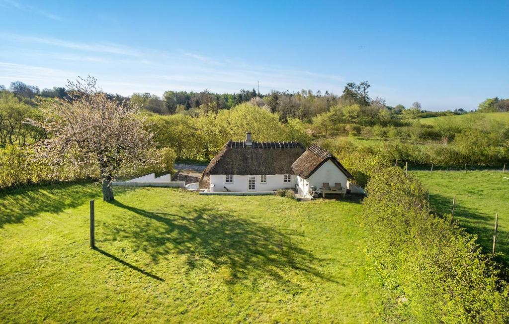 2 Bedroom Cozy Home In Haarby