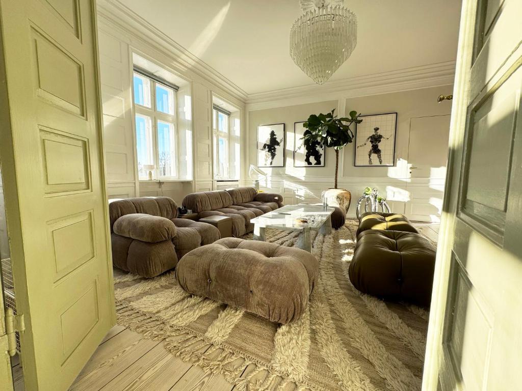 Luxury 260 sqm with 4BR overlooking Kings Garden