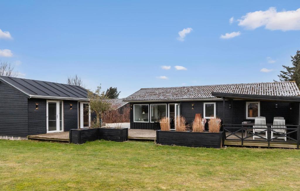 3 Bedroom Cozy Home In Hjørring