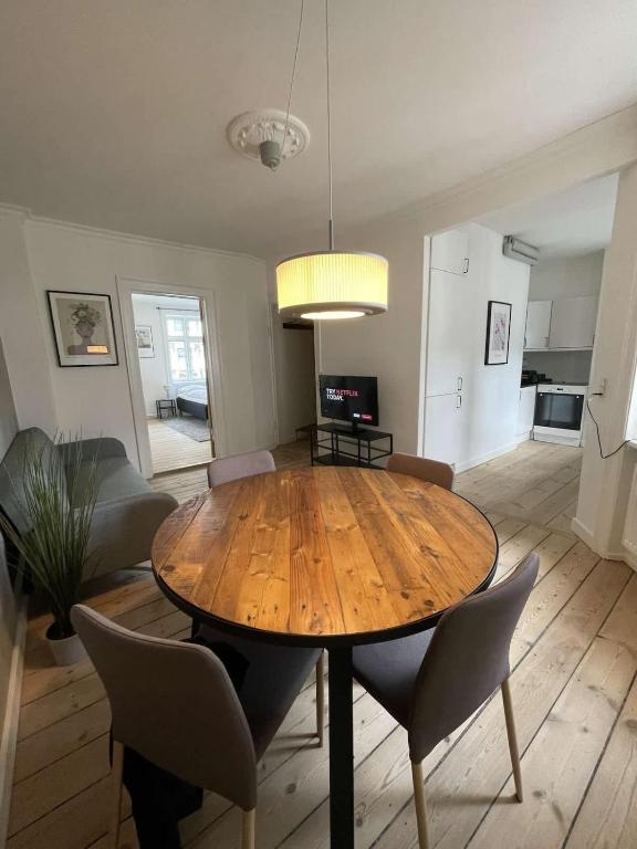 Amazing 2-Bedroom by the lakes