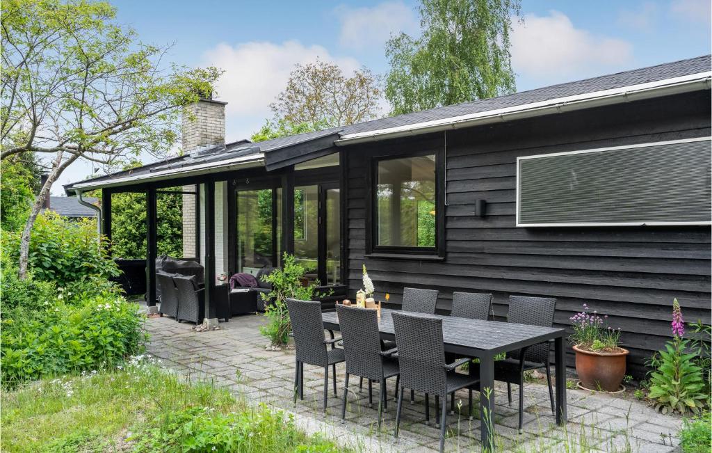 2 Bedroom Cozy Home In Dronningmølle