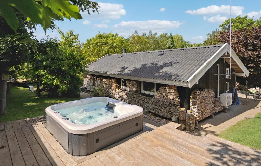 Amazing Home In Mesinge With Jacuzzi
