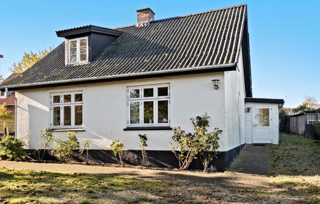 Beautiful Home In Omø With Wifi