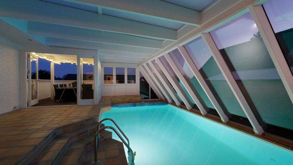 Charmerende 4BR Feriehus med Pool og Have