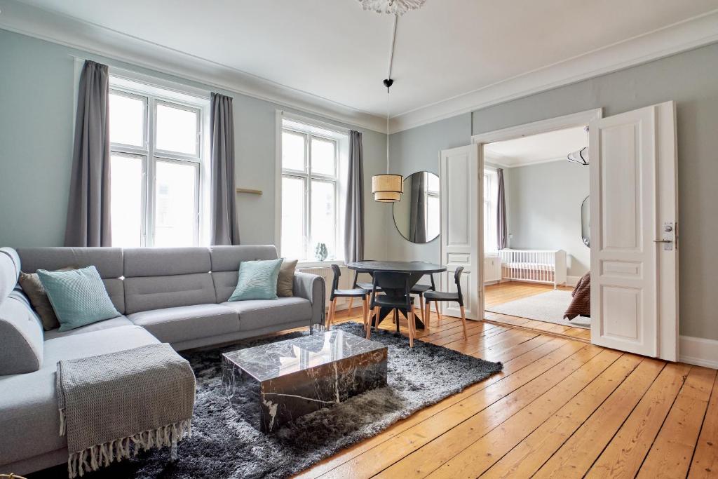 Spacious Scandinavian 3BR Flat in Vibrant Area