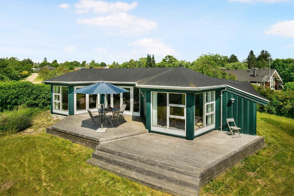 Scenic Summer House Near Quiet Lapping Waves