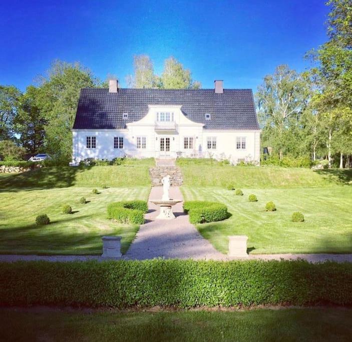 Nyrenoverat och förtjusande gästhus på anrik prästgård i hänförande miljö