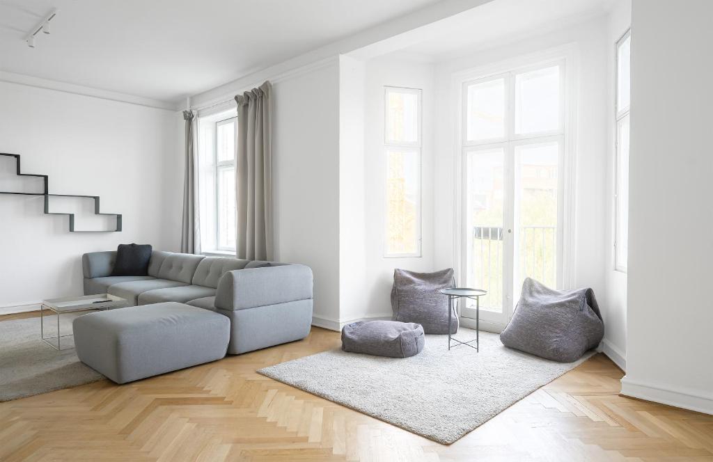 Fantastic 3-bed with french balcony and lake-views