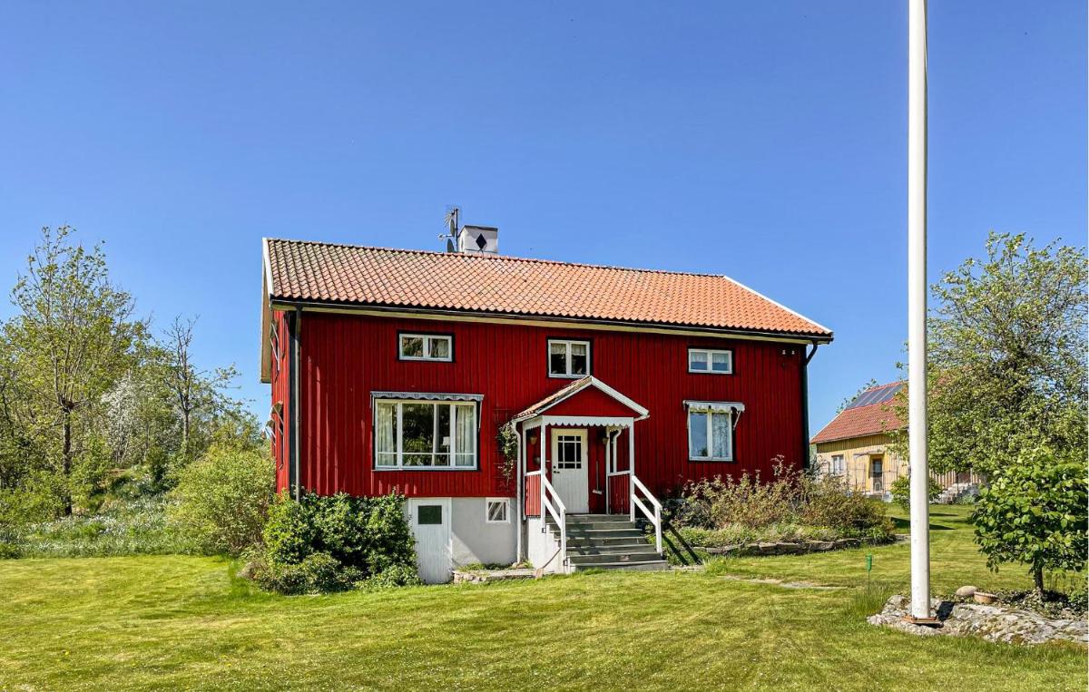Gorgeous Home In Töllsjö With Kitchen