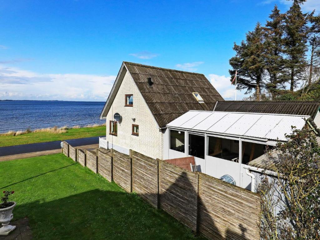 Seaside Retreat in Hvalpsund-By Traum
