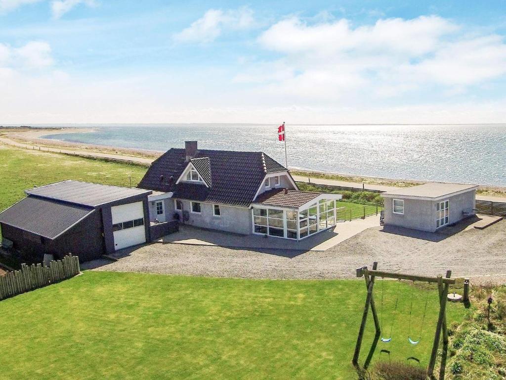 Panoramic Waterside Retreat-By Traum