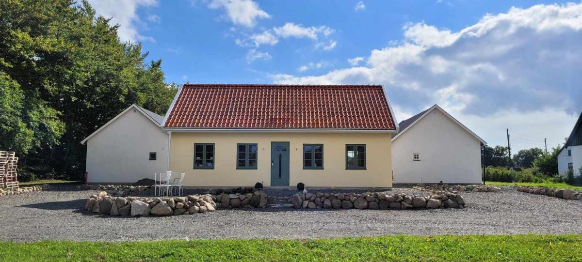 Hus i mysig by nära havet