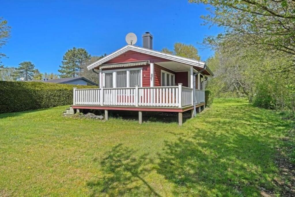 Idyllisk sommerhus kun 200m fra Klint strand