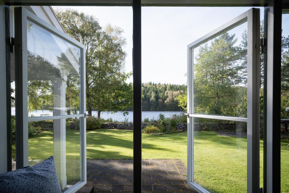Large house by lake in Tollered