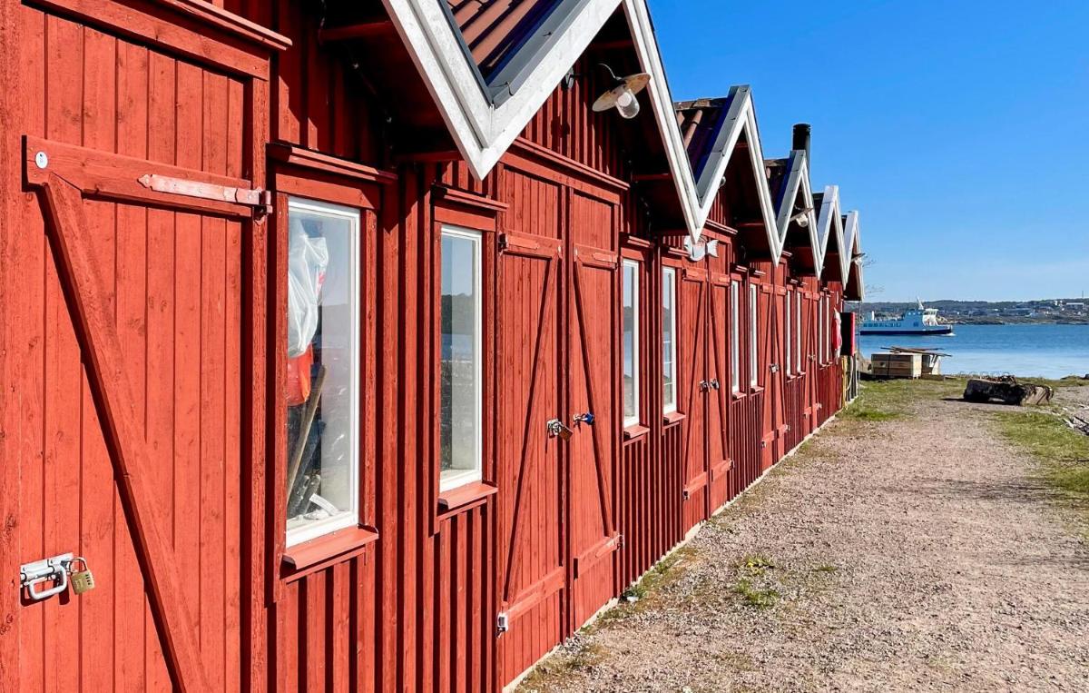 2 Bedroom Cozy Home In Grötö