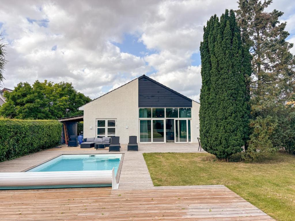 Luxury 300 square meter villa with Pool
