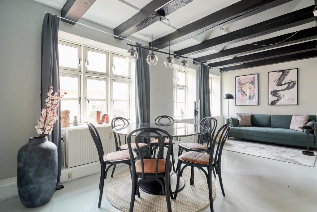 Unique 2 Bedroom Duplex w Exposed Beams in CPH City