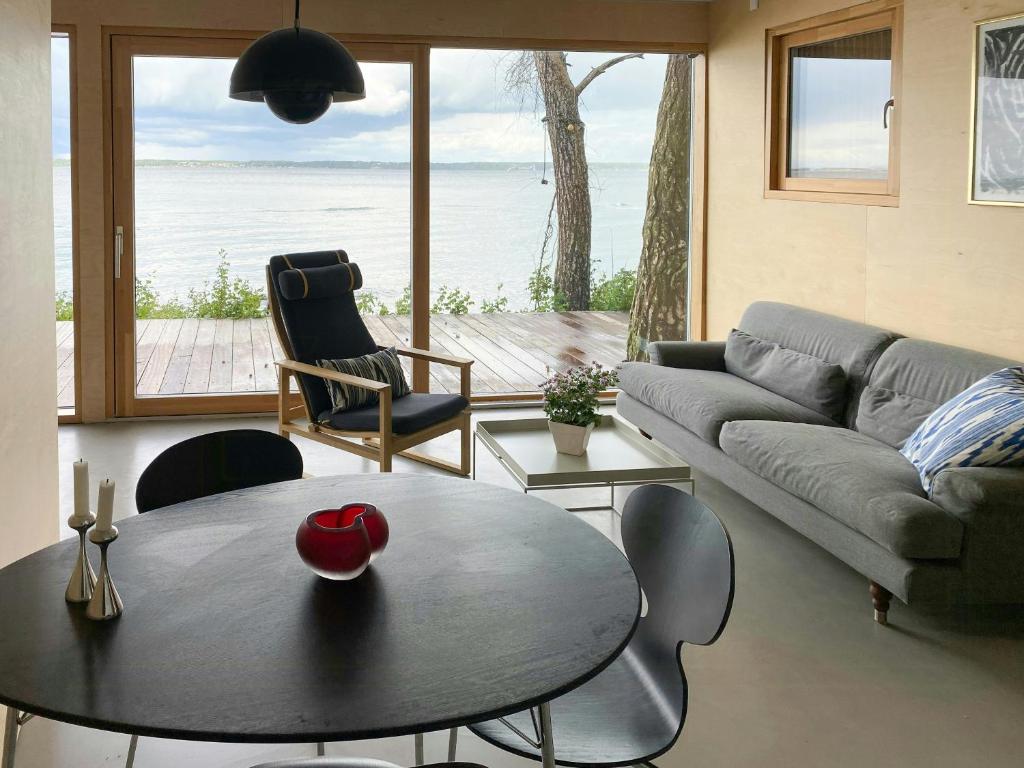Modern Summer House By The Water In Hellebæk
