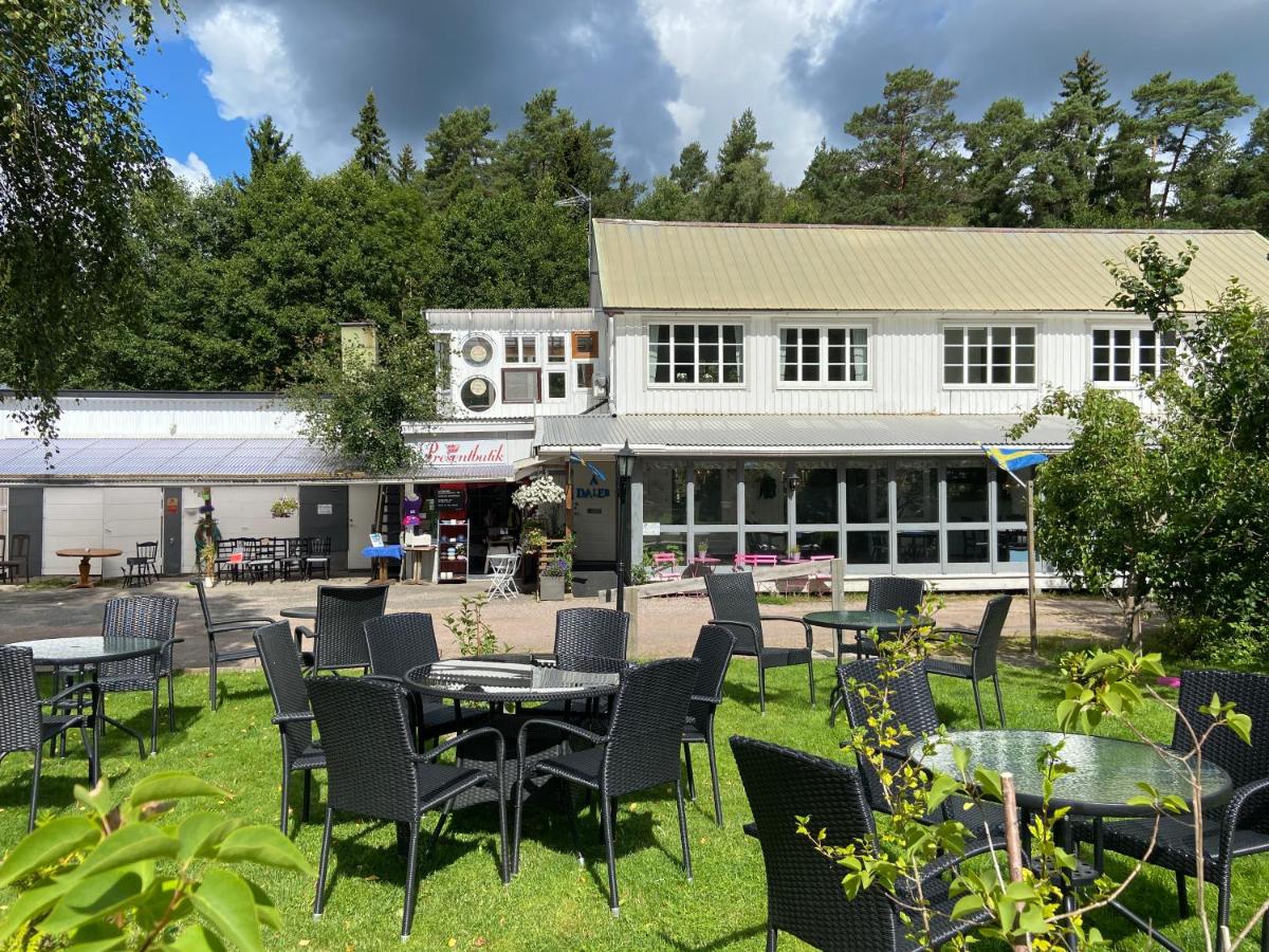 Modern vindsvåning ovanpå café ute på landet.