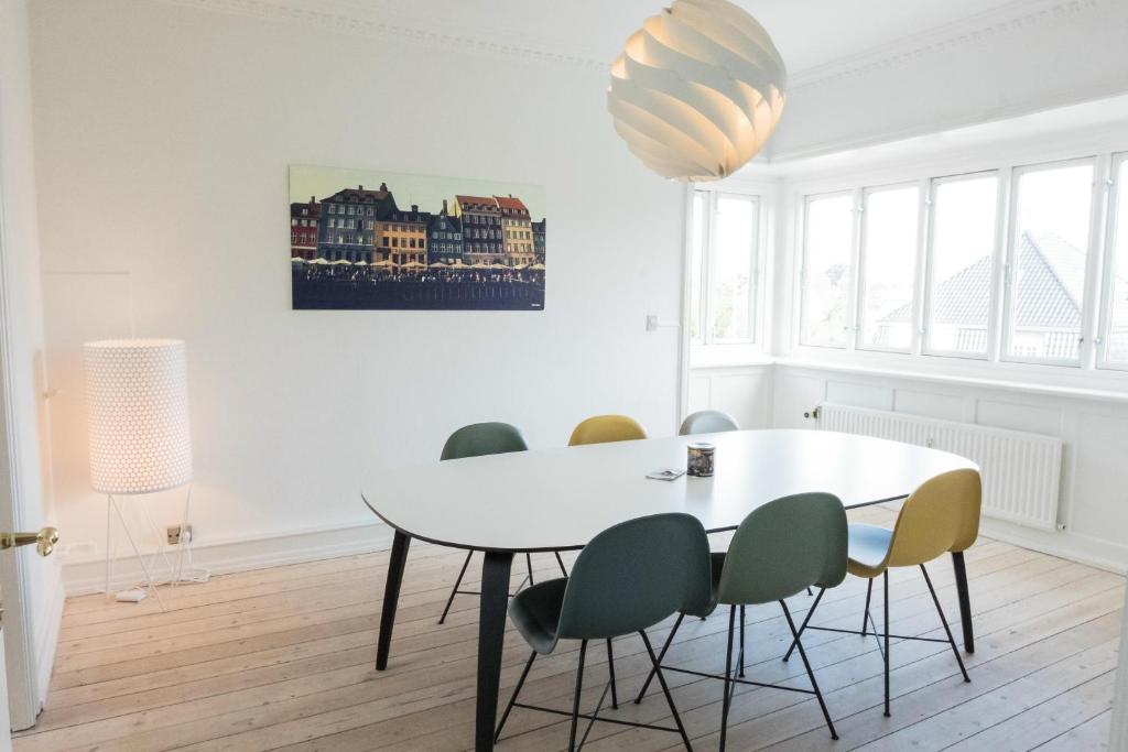 Nice 2-bed in Hellerup w balcony
