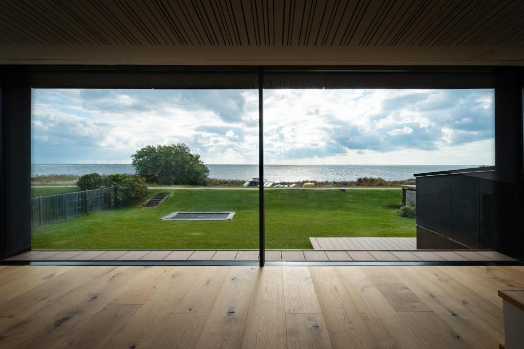 Ocean view in first row. Architectural pearl
