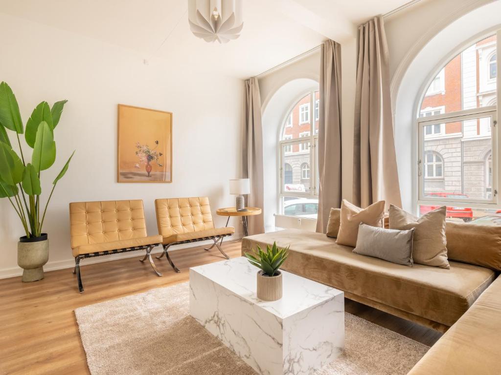 Sanders Noble - Fantastic 5-Bdr Apt in the Capital