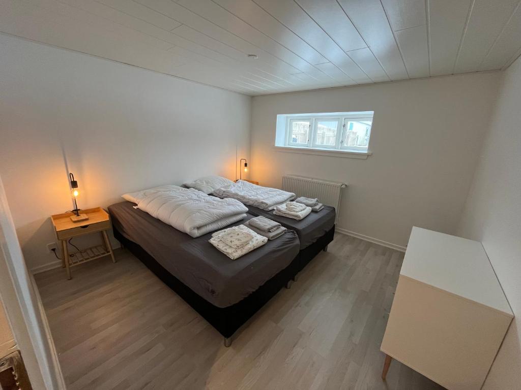 Skøn lejlighed med egen terrasse og have tæt på centrum i Skagen