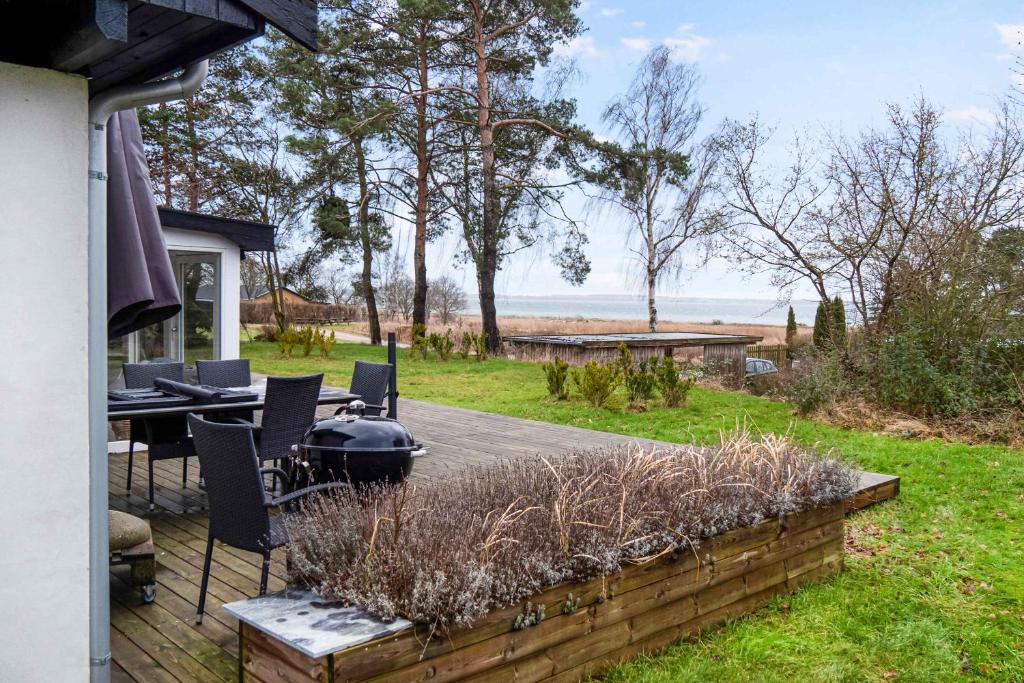 Amazing Holiday Home With View At The Water