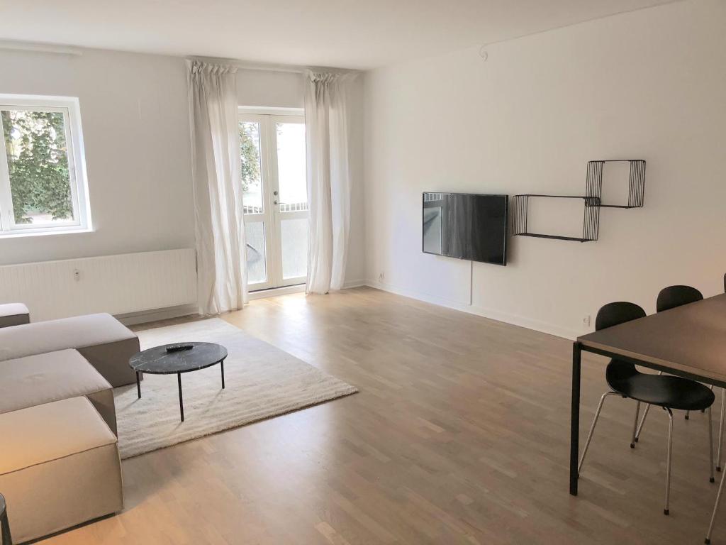 Spacious 1-bed in Frederiksberg w balcony