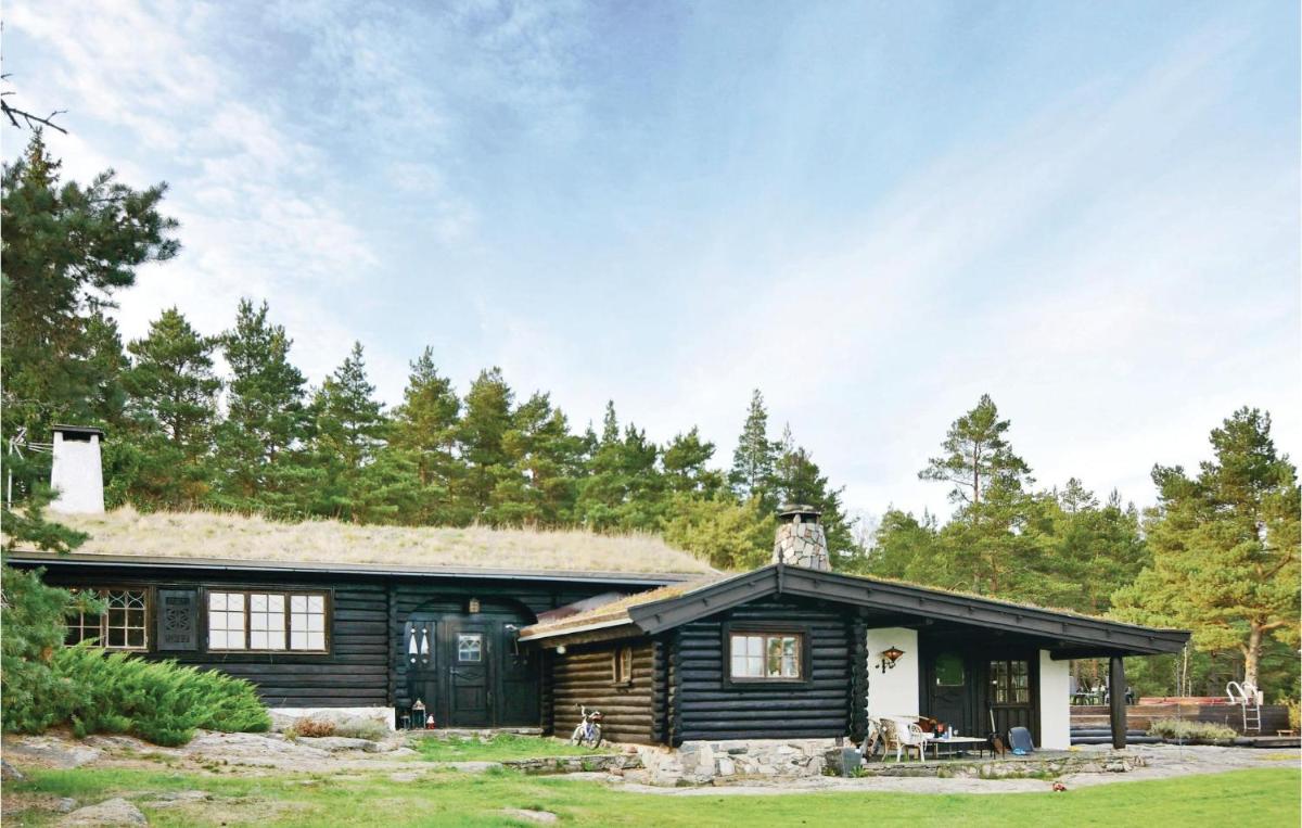 Stunning Home In Hammarö With Jacuzzi