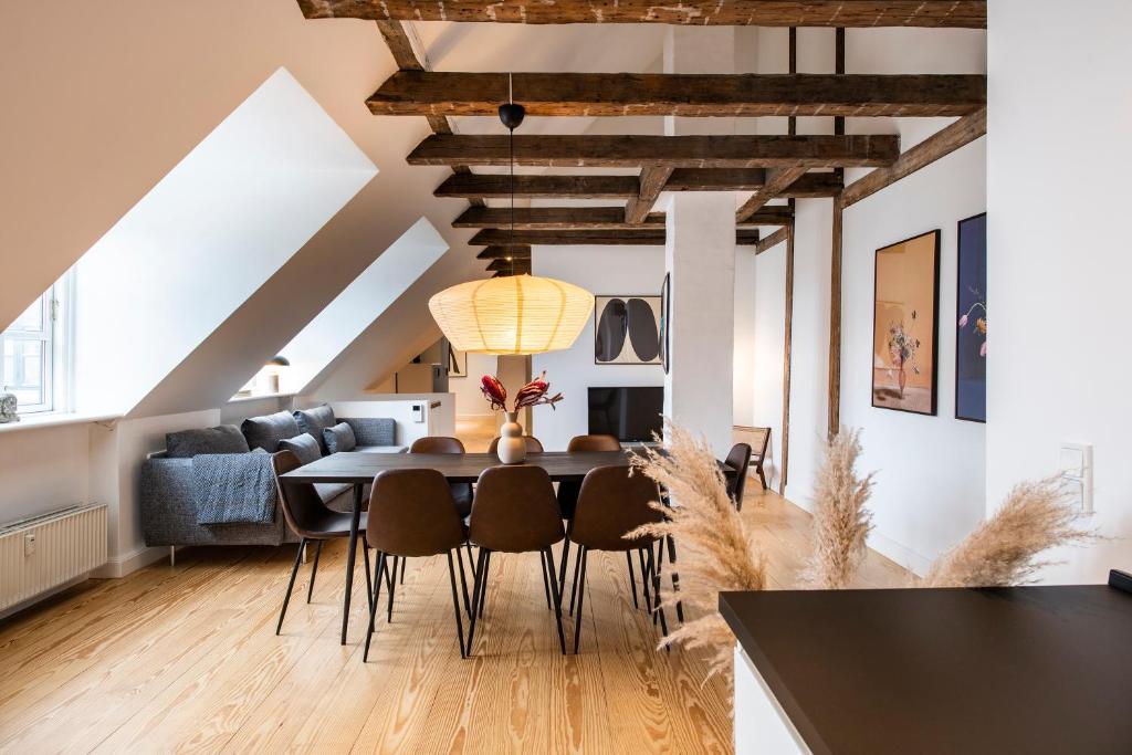 Town Hall Penthouse by Daniel&Jacob's