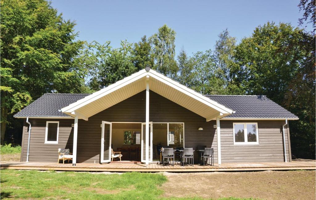 Three-Bedroom Holiday Home In Tikob