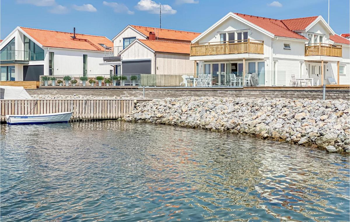 Cozy Apartment In Rönnäng With House Sea View