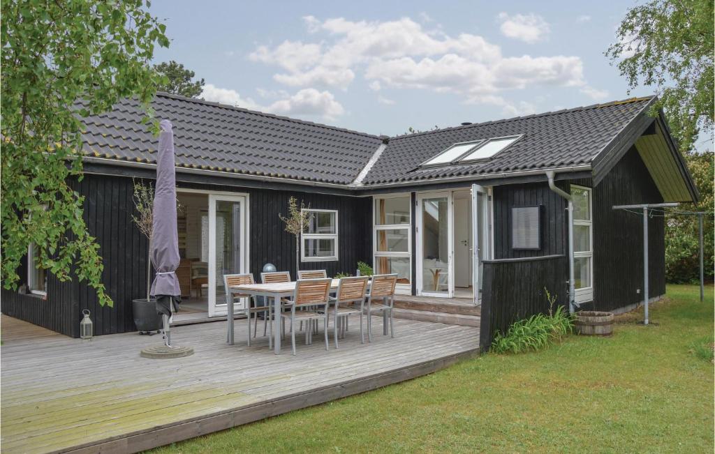 Two-Bedroom Holiday Home With A Fireplace In Sjællands Odde