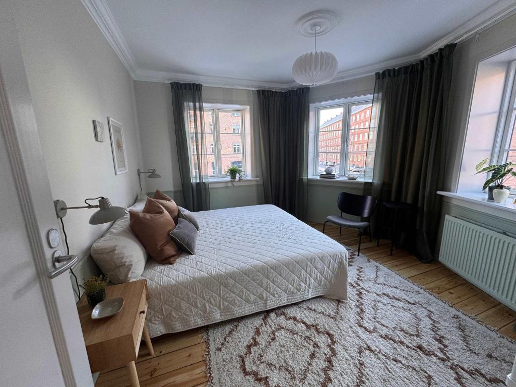 Upscale 3BR Apt
