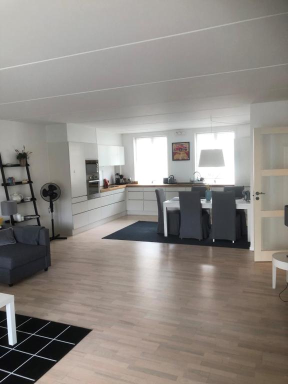 CITY LUX APARTM, 2 FULL BATHROOMs, 2tv